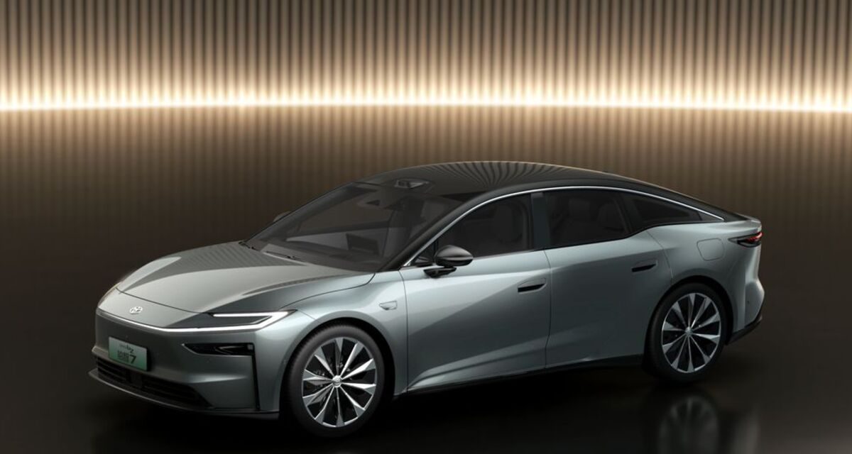 Toyota bZ7 2026: Sedan Listrik 700 KM Dengan Teknologi Huawei