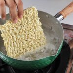 Makan Mi Instan Bisa Bikin Haus, Kenapa Ya?