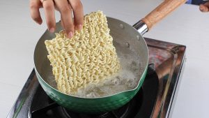 Makan Mi Instan Bisa Bikin Haus, Kenapa Ya?