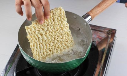 Makan Mi Instan Bisa Bikin Haus, Kenapa Ya?