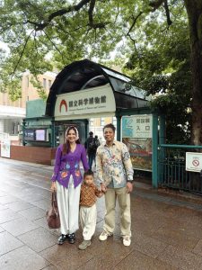 Pesona Batik Indah Permatasari & Arie Kriting Di Jepang