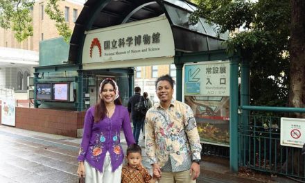 Pesona Batik Indah Permatasari & Arie Kriting Di Jepang