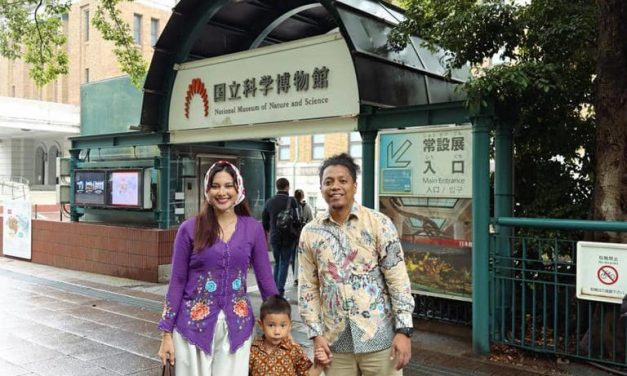 Pesona Batik Indah Permatasari & Arie Kriting Di Jepang