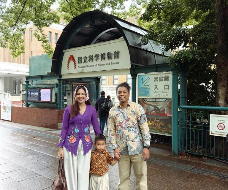Pesona Batik Indah Permatasari & Arie Kriting Di Jepang