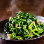 Hindari Nutrisi Hilang! Ini Teknik Mengukus Bayam Yang Benar