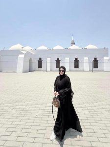 Bukan Sekadar Liburan! Potret Fitri Carlina Di Masjid Qisas Jeddah