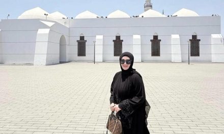 Bukan Sekadar Liburan! Potret Fitri Carlina Di Masjid Qisas Jeddah