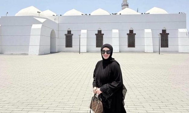 Bukan Sekadar Liburan! Potret Fitri Carlina Di Masjid Qisas Jeddah