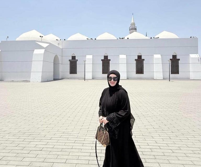 Bukan Sekadar Liburan! Potret Fitri Carlina Di Masjid Qisas Jeddah