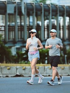 Sehat Bareng Keluarga, Anissa Aziza Nikmati Jogging Di Hari Libur