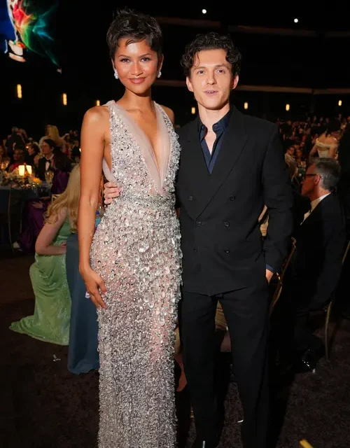 Makin Romantis! Zendaya &Tom Holland Tunjukkan Gaya Serasi