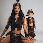 Kompak Banget! Potret Erika Carlina & Andrew Balutan Etnik