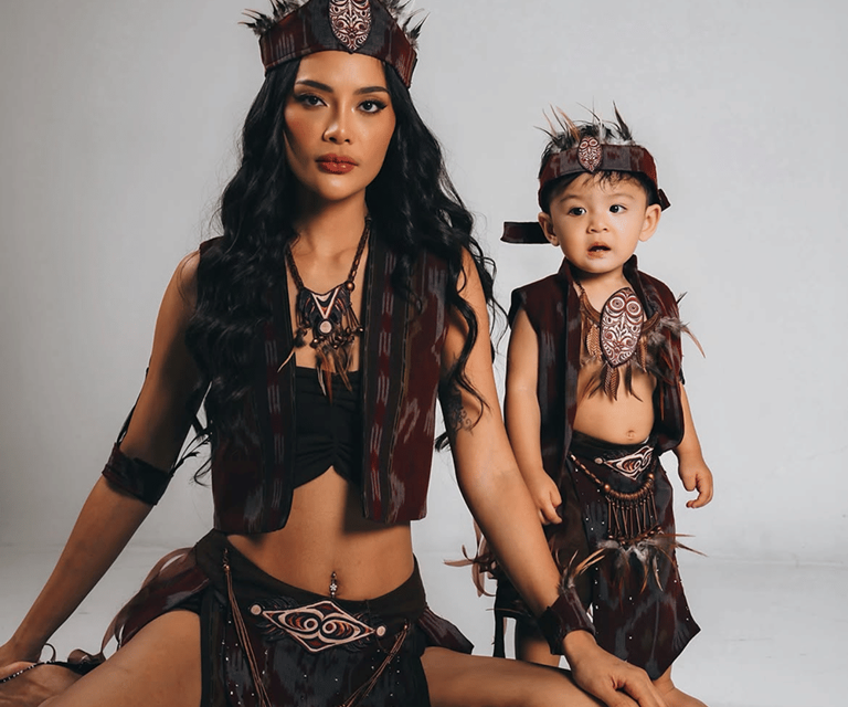 Kompak Banget! Potret Erika Carlina & Andrew Balutan Etnik